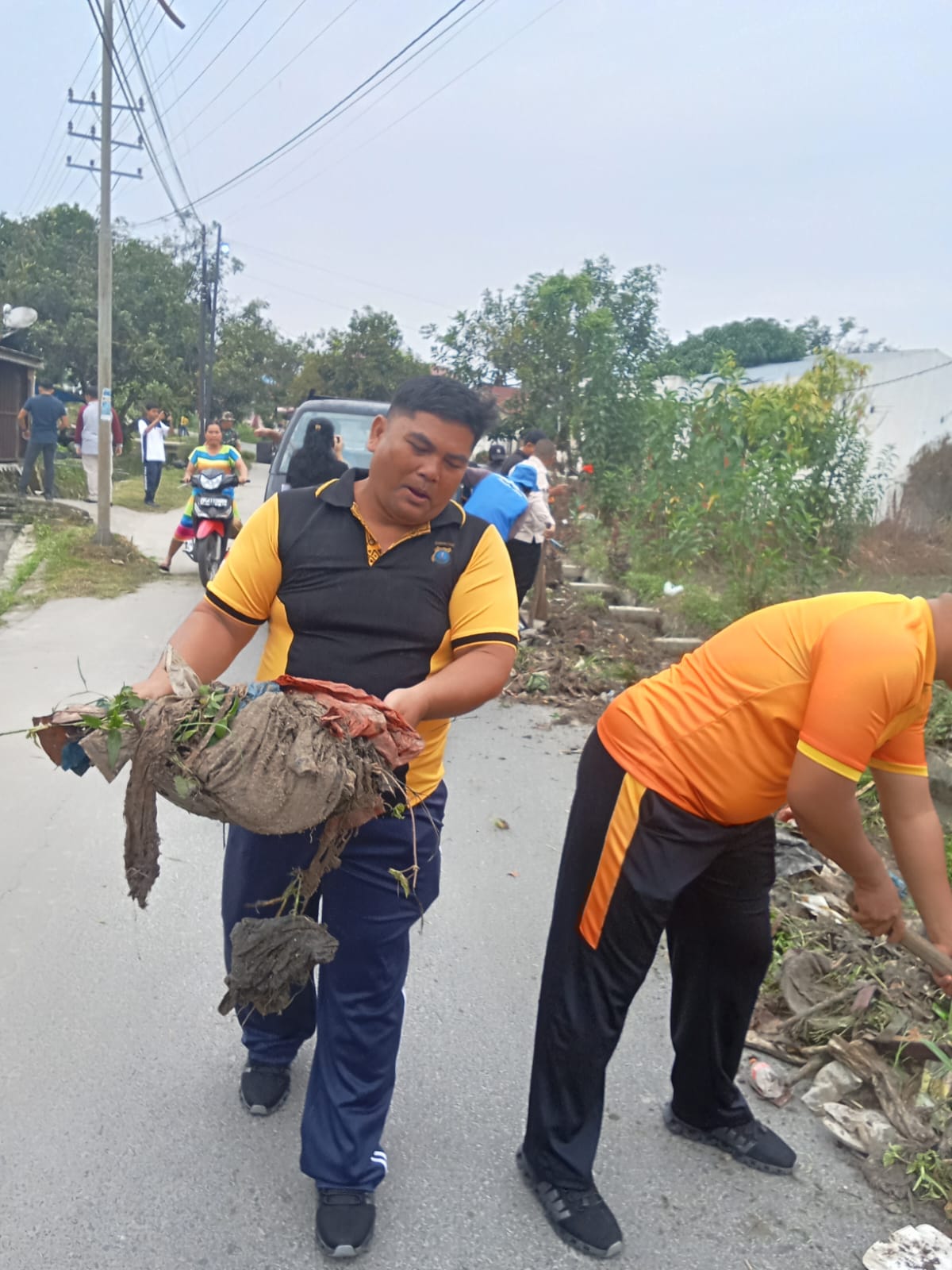 Bhabinkamtibmas Polsek Siantar Marihat Bersama Tiga Pilar Laksanakan Gotong Royong Bhabinkamtibmas Polsek Siantar Marihat Bersama Tiga Pilar Laksanakan Gotong Royong