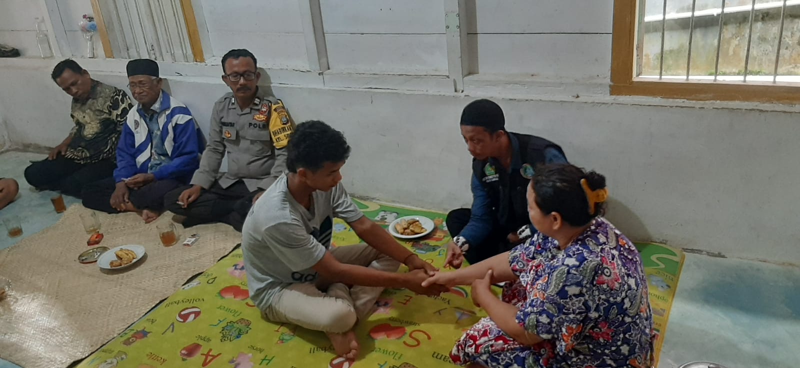 Bhabinkamtibmas Kelurahan Sibolga dan Penyuluh Agama Mediasi Kasus Pengancaman Anak Kepada Orang Tua dengan Problem Solving 