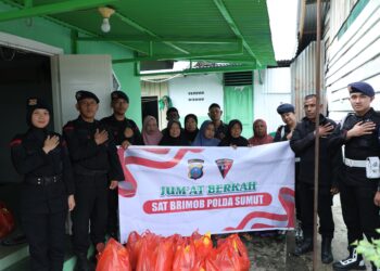 Sat Brimob Polda Sumut Gelar Jumat Berkah, Bagikan Sembako di Musholla Al-Ikhlas
