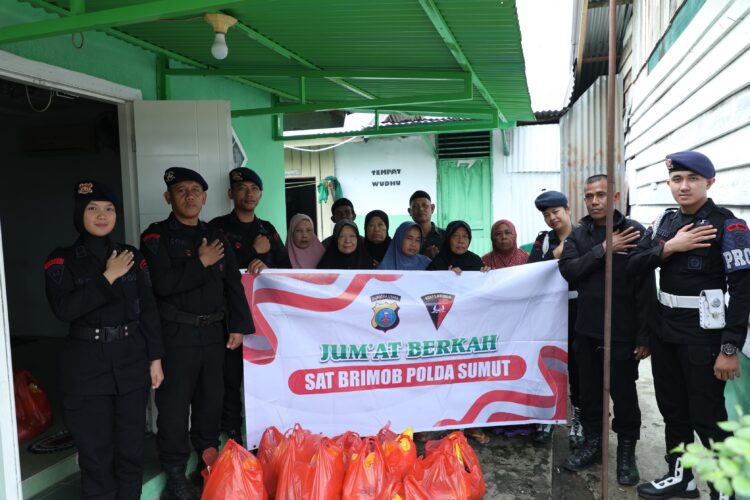 Sat Brimob Polda Sumut Gelar Jumat Berkah, Bagikan Sembako di Musholla Al-Ikhlas