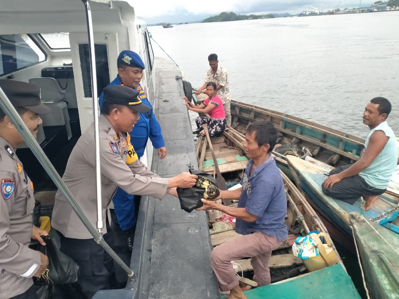 Peduli Dengan Nelayan Tradisional, Polres Sibolga Bagikan Bansos