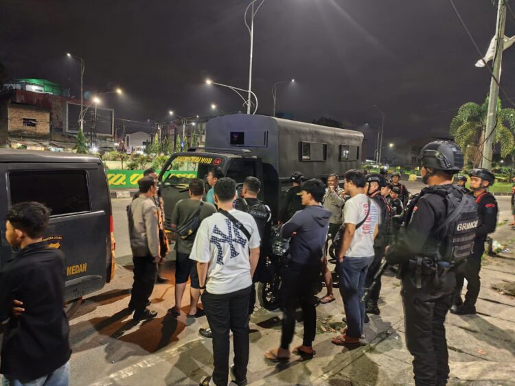 Personel Patroli Dilempari Kaca, Brimob Polda Sumut dan Polres Tabes Medan Amankan Orang Tidak Dikenal 