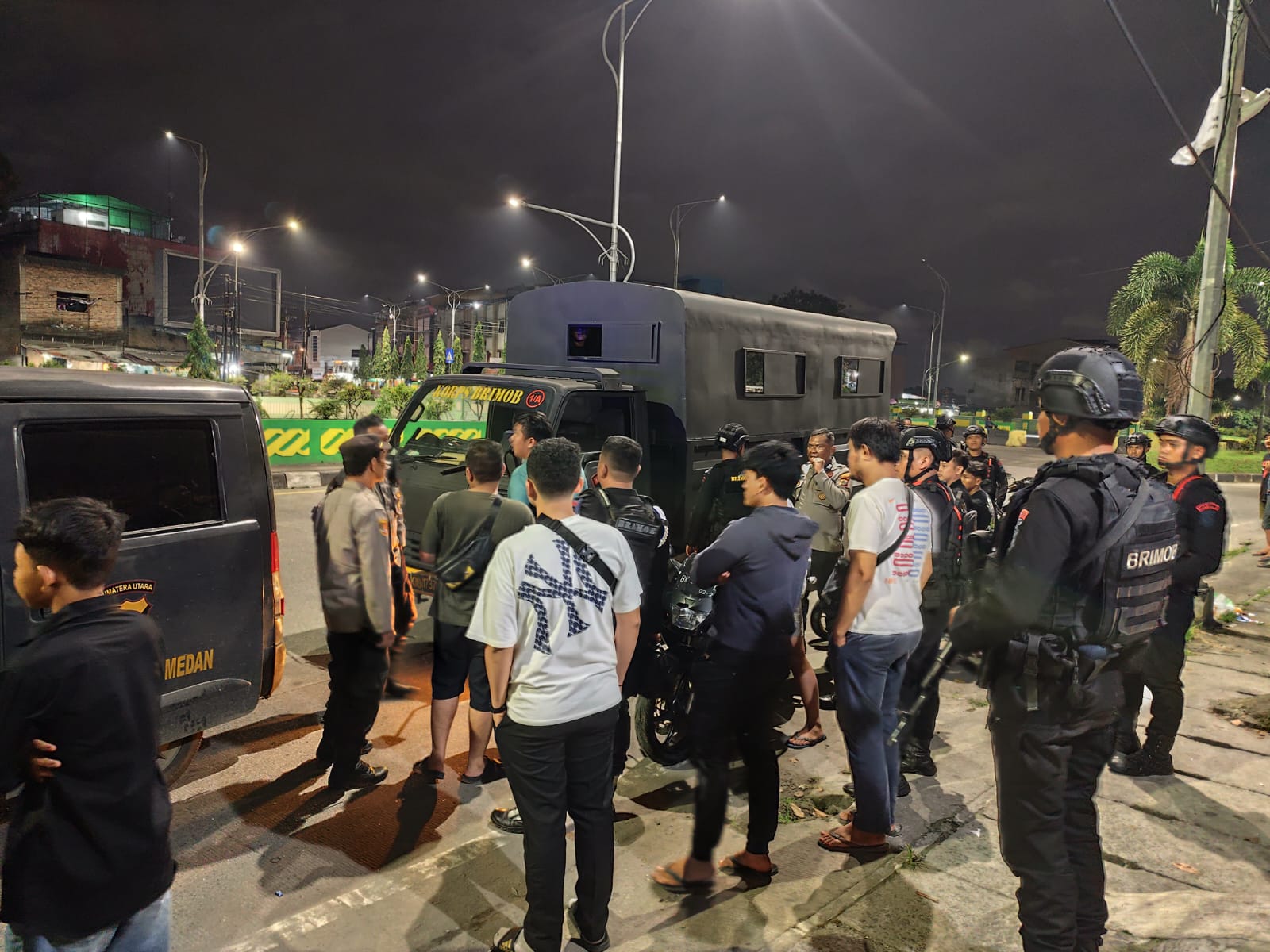 Personel Patroli Dilempari Kaca, Brimob Polda Sumut dan Polres Tabes Medan Amankan Orang Tidak Dikenal 