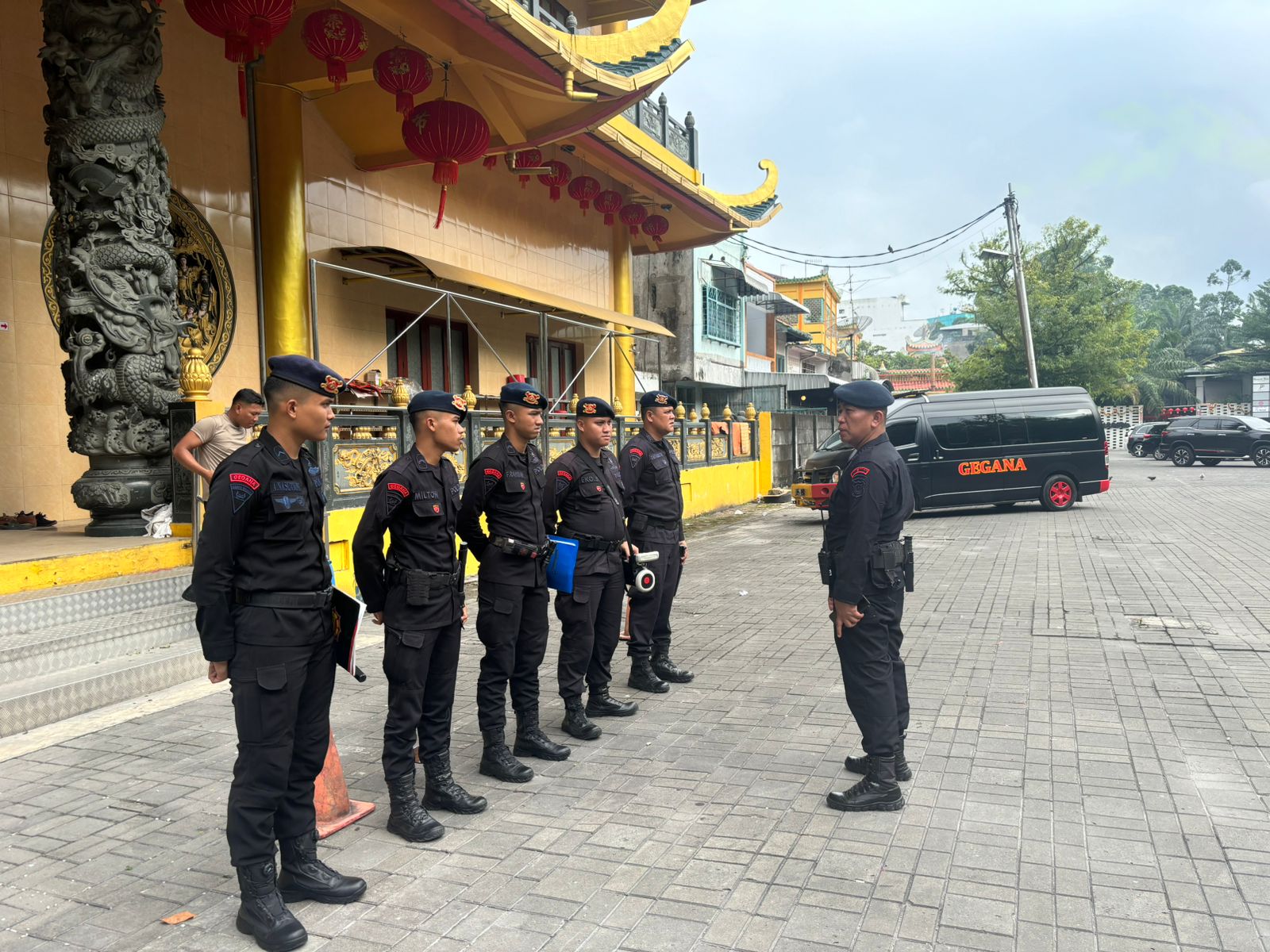 Detasemen Gegana Brimob Polda Sumut Sterilisasi Vihara Jelang Perayaan Imlek 2576 Kongzili
