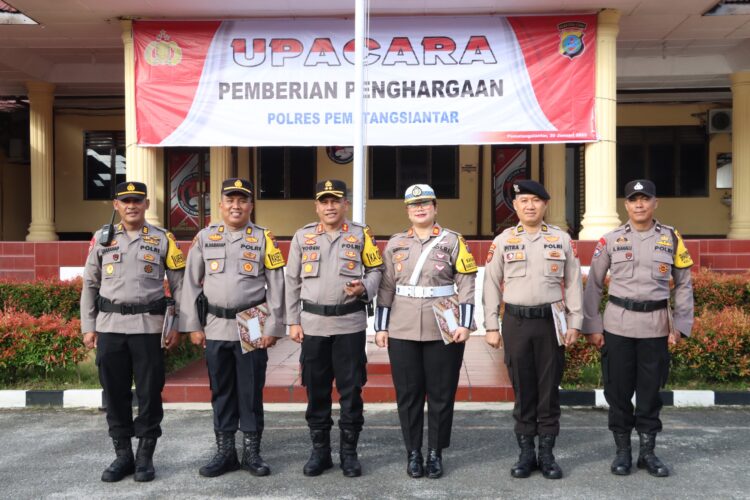Kapolres Pematangsiantar Berikan Penghargaan kepada Lima Personil Terbaik Pengiriman Laporan Melalui Aplikasi