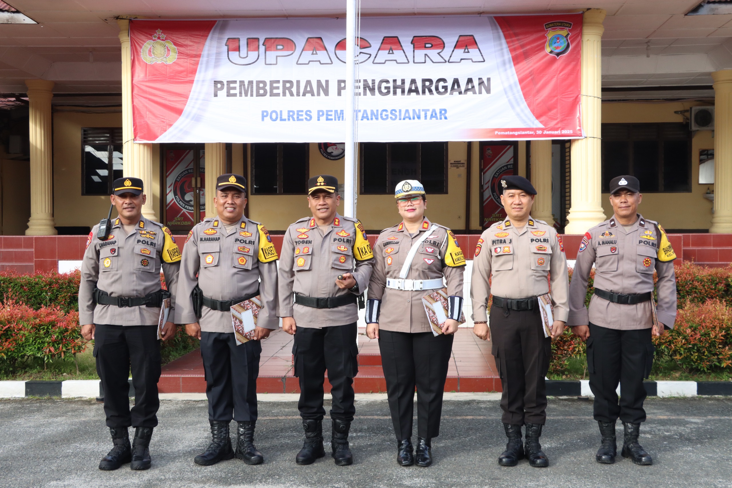 Kapolres Pematangsiantar Berikan Penghargaan kepada Lima Personil Terbaik Pengiriman Laporan Melalui Aplikasi Kapolres Pematangsiantar Berikan Penghargaan kepada Lima Personil Terbaik Pengiriman Laporan Melalui Aplikasi