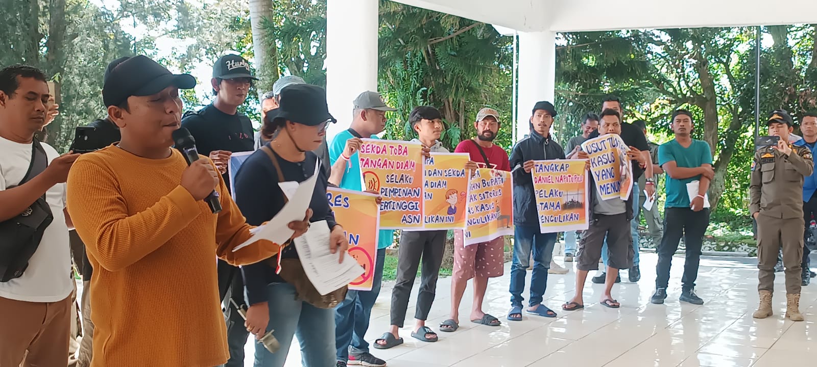 Aliansi Masyarakat Toba Minta Bupati Ambil Sikap Terkait Kasus Penculikan Plt Kadis PUTR Aliansi Masyarakat Toba Minta Bupati Ambil Sikap Terkait Kasus Penculikan Plt Kadis PUTR