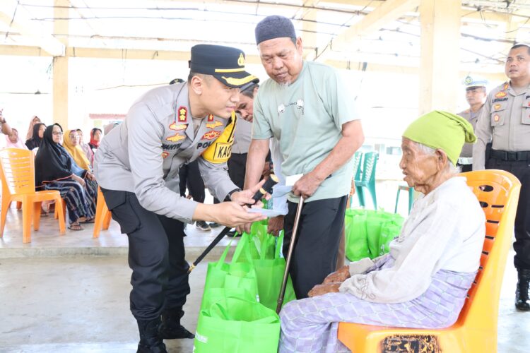 Kapolres Tapteng Bagikan Sembako Kepada Warga di Hajoran Di Jumat Berkah Kapolres Tapteng Bagikan Sembako Kepada Warga di Hajoran Di Jumat Berkah