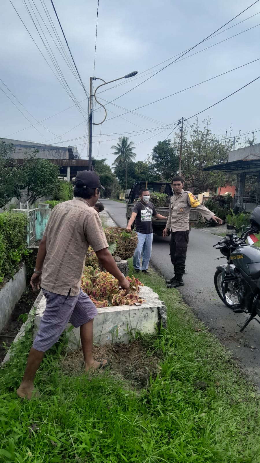 Bhabinkamtibmas Polsek Siantar SelatanS Sampaikan Pesan Kamtibmas Kepada Petugas Kebersihan Bhabinkamtibmas Polsek Siantar SelatanS Sampaikan Pesan Kamtibmas Kepada Petugas Kebersihan