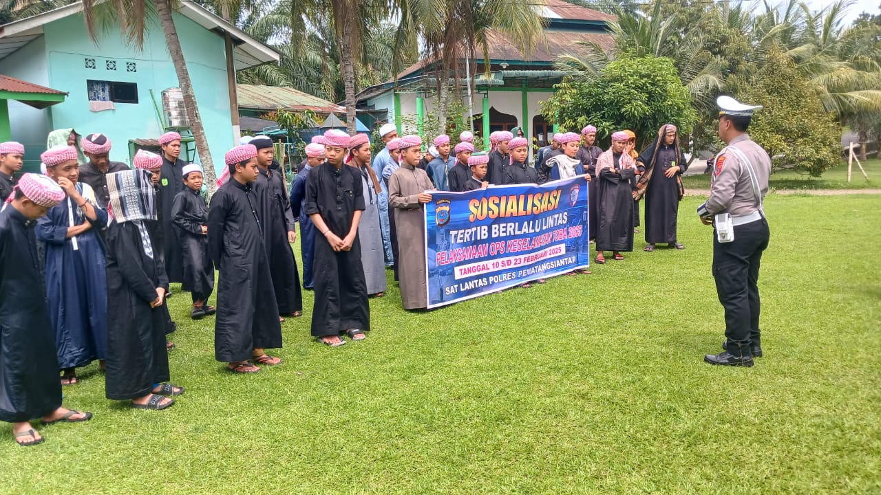 Sat Lantas Polres Pematangsiantar Sosialisasi Tertib Berlalulintas di Pesantren Darussalam Sat Lantas Polres Pematangsiantar Sosialisasi Tertib Berlalulintas di Pesantren Darussalam