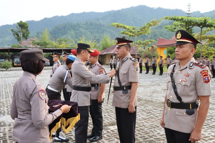 Kapolres Tapteng Pimpin Upacara Sertijab Jabatan Kabag SDM, Kasat Reskrim dan Kapolsek Pandan 