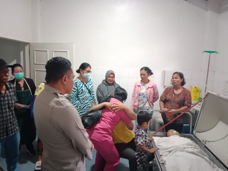 Kapolres Pematangsiantar dan Ketua Cabang Bhayangkari Berangkatkan Jenazah Bhabinkamtibmas Kelurahan Sukadame Ke Rumah Duka 
