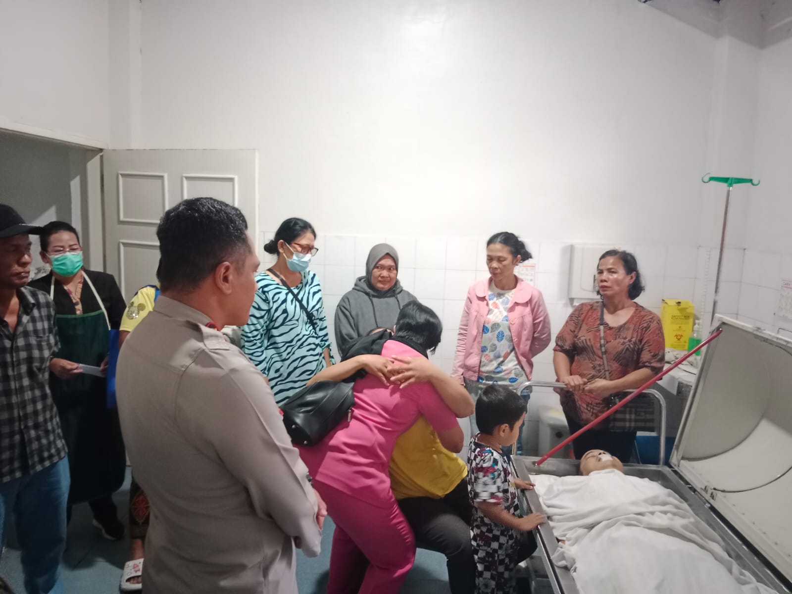 Kapolres Pematangsiantar dan Ketua Cabang Bhayangkari Berangkatkan Jenazah Bhabinkamtibmas Kelurahan Sukadame Ke Rumah Duka 