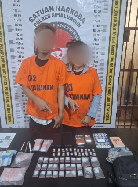 Sepasang Kekasih Pengedar Narkoba Diringkus Sat Narkoba Polres Simalungun, Sabu 71 Gram Disita Sepasang Kekasih Pengedar Narkoba Diringkus Sat Narkoba Polres Simalungun, Sabu 71 Gram Disita