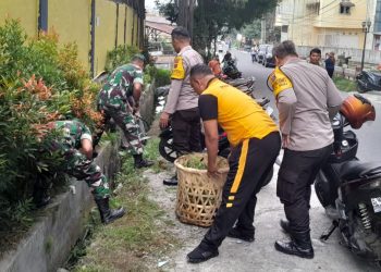 TNI-Polri Dorong Semangat Gotong Royong Untuk Membersihkan Gorong Gorong