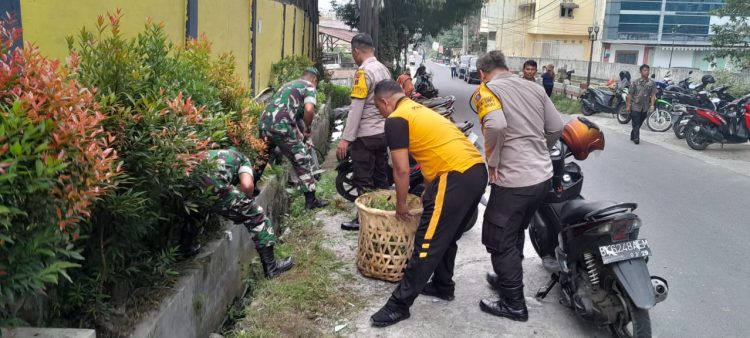 TNI-Polri Dorong Semangat Gotong Royong Untuk Membersihkan Gorong Gorong