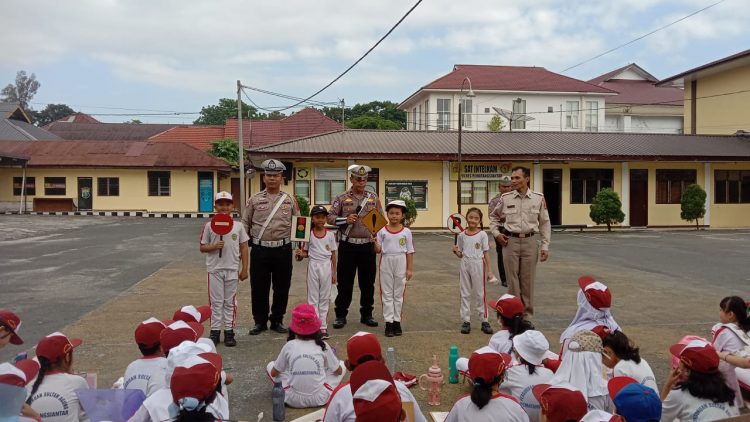 Polisi sahabat Anak, Sat Lantas Polres Pematangsiantar Berikan Edukasi Tertib Berlalulintas Kepada Siswa SD 