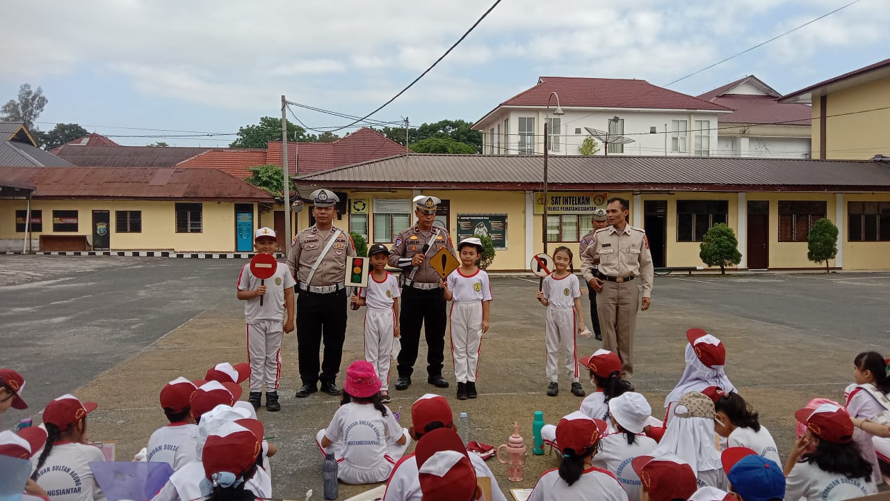 Polisi sahabat Anak, Sat Lantas Polres Pematangsiantar Berikan Edukasi Tertib Berlalulintas Kepada Siswa SD 