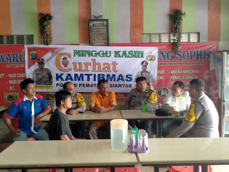 Polsek Siantar Marihat Laksanakan Jumat Curhat Kamtibmas di Jalan Parapat, Dengar Saran Warga