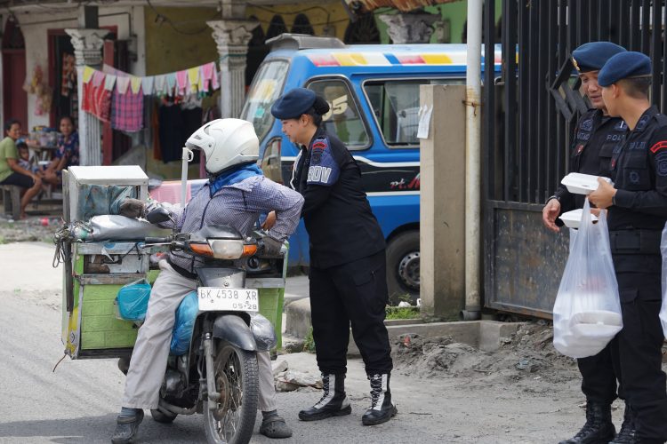 Jumat Berkah, Brimob Polda Sumut Tebar Kebaikan Bagikan 100 Paket Makanan untuk Masyarakat