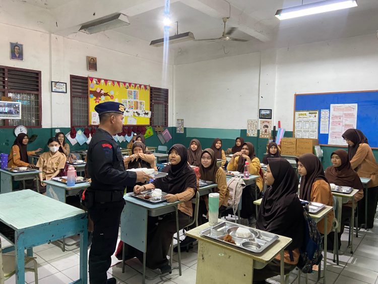 Brimob Polda Sumut dan Kodam I/BB Bersinergi Bagikan 250 Porsi Makanan Bergizi untuk Anak-Anak di Medan
