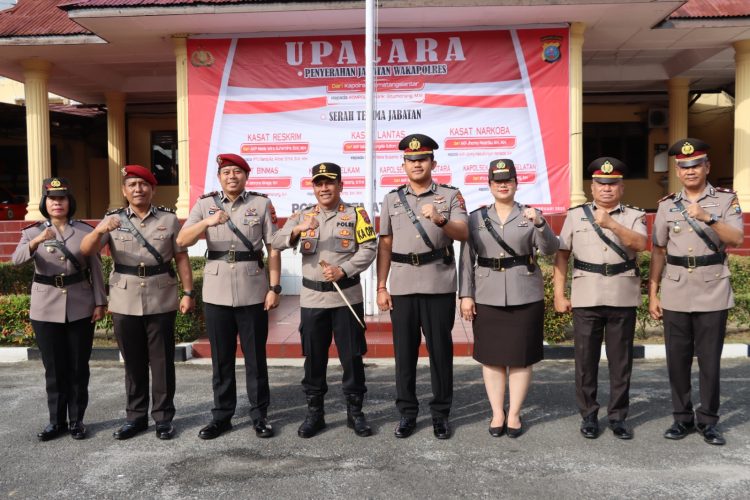 Kapolres Pematangsiantar Pimpin Sertijab Wakapolres, Lima Kasat dan Dua Kapolsek Kapolres Pematangsiantar Pimpin Sertijab Wakapolres, Lima Kasat dan Dua Kapolsek