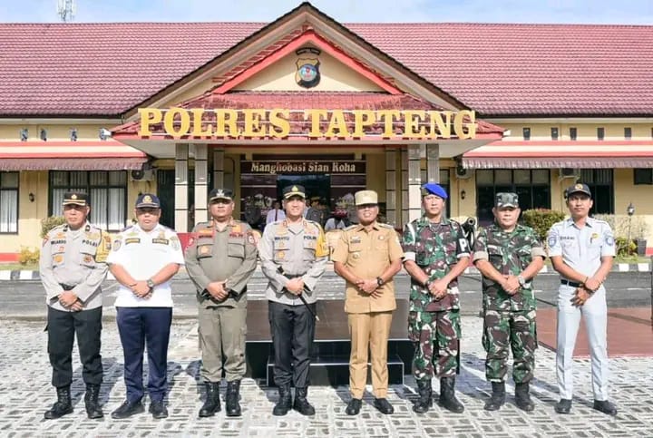 Pj Bupati Tapanuli Tengah Hadiri Apel Gelar Pasukan Operasi Kewilayahan Keselamatan Toba 2025 Pj Bupati Tapanuli Tengah Hadiri Apel Gelar Pasukan Operasi Kewilayahan Keselamatan Toba 2025