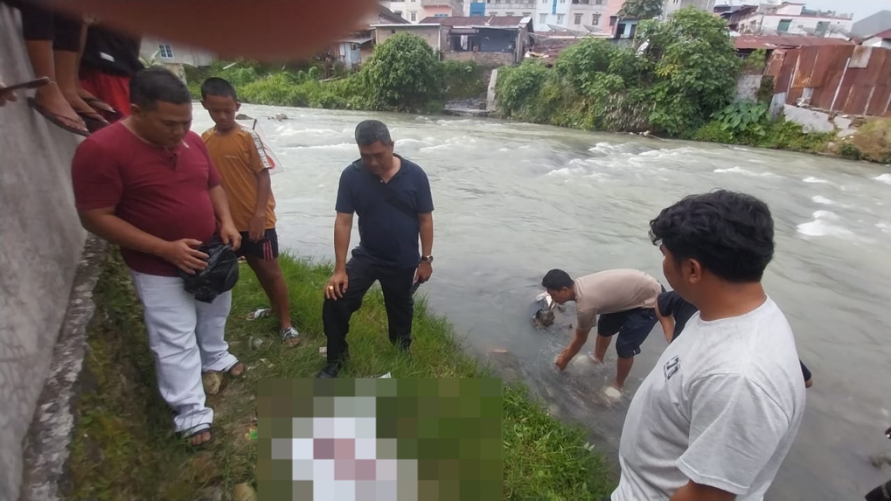 Polsek Siantar Timur Evakuasi Jasad Orok Bayi Yang Terapung Di Sungai Bah Bolon Jalan Pane Polsek Siantar Timur Evakuasi Jasad Orok Bayi Yang Terapung Di Sungai Bah Bolon Jalan Pane