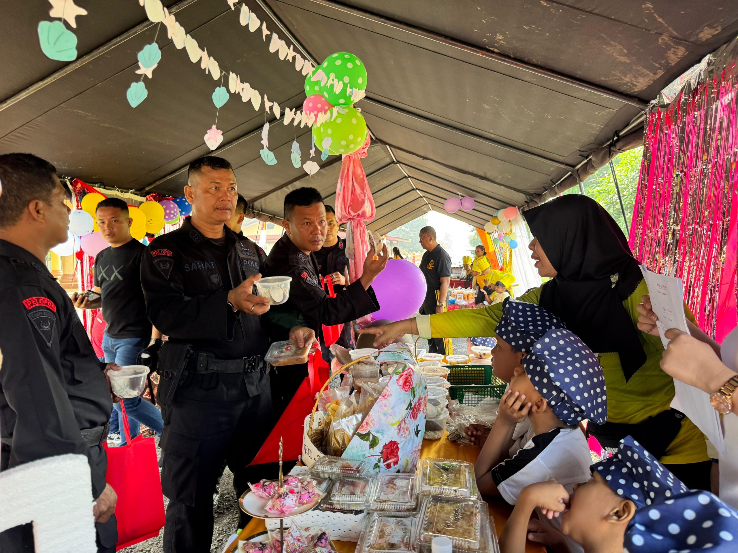 Keceriaan Anak TK Kemala Bhayangkari 02 Memeriahkan Market Day di Markas Kompi 2 Batalyon A Keceriaan Anak TK Kemala Bhayangkari 02 Memeriahkan Market Day di Markas Kompi 2 Batalyon A