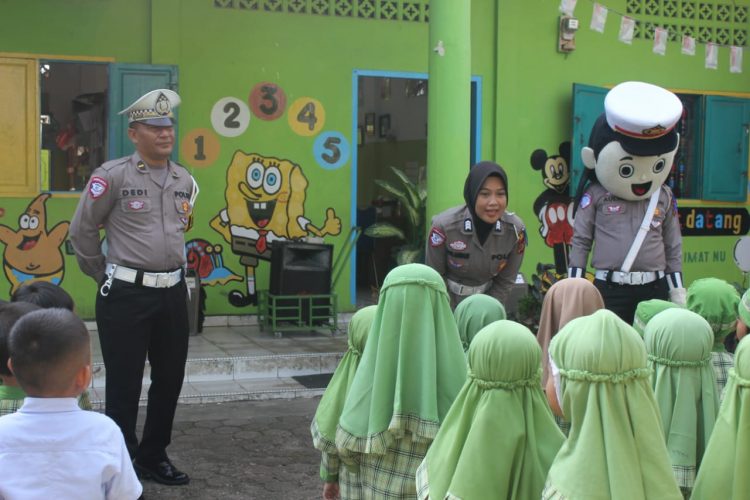 Satlantas Polres Sibolga Tumbuhkan Disiplin Berlalu Lintas Kepada Anak Usia Dini Satlantas Polres Sibolga Tumbuhkan Disiplin Berlalu Lintas Kepada Anak Usia Dini