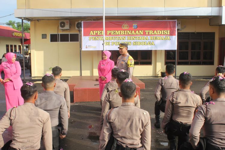 Polres Sibolga Dan Bhayangkari Sambut 10 Bintaran Remaja Dengan Siraman Tradisi Polres Sibolga Dan Bhayangkari Sambut 10 Bintaran Remaja Dengan Siraman Tradisi