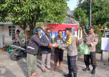 Jumat Berkah, Polres Sibolga Rutin Bagikan Nasi Kepada Pengguna Jalan