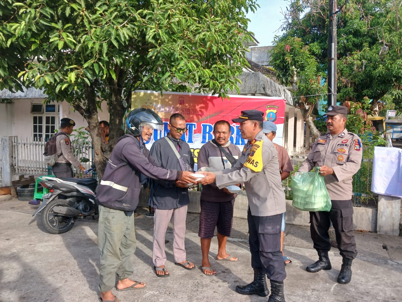 Jumat Berkah, Polres Sibolga Rutin Bagikan Nasi Kepada Pengguna Jalan