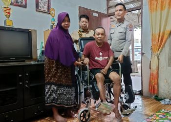 Polres Sergai Serahkan Kursi Roda dan Sembako Bagi Wartawan Penderita Stroke