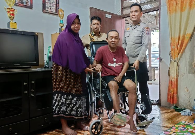 Polres Sergai Serahkan Kursi Roda dan Sembako Bagi Wartawan Penderita Stroke