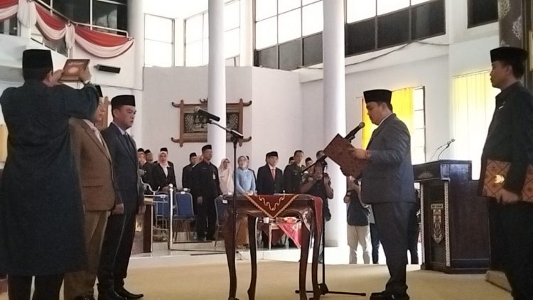 Ketua DPRD Way Kanan Resmi Melantik Elyas Yusman Dan Haprin Menjadi Anggota DPRD PAW Periode Jabatan 2024-2029.