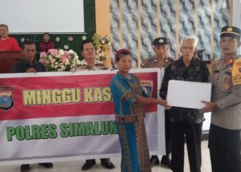 Kasat Binmas Polres Simalungun Salurkan Bantuan Sembako pada Kegiatan Minggu Kasih di GPDI Imanuel