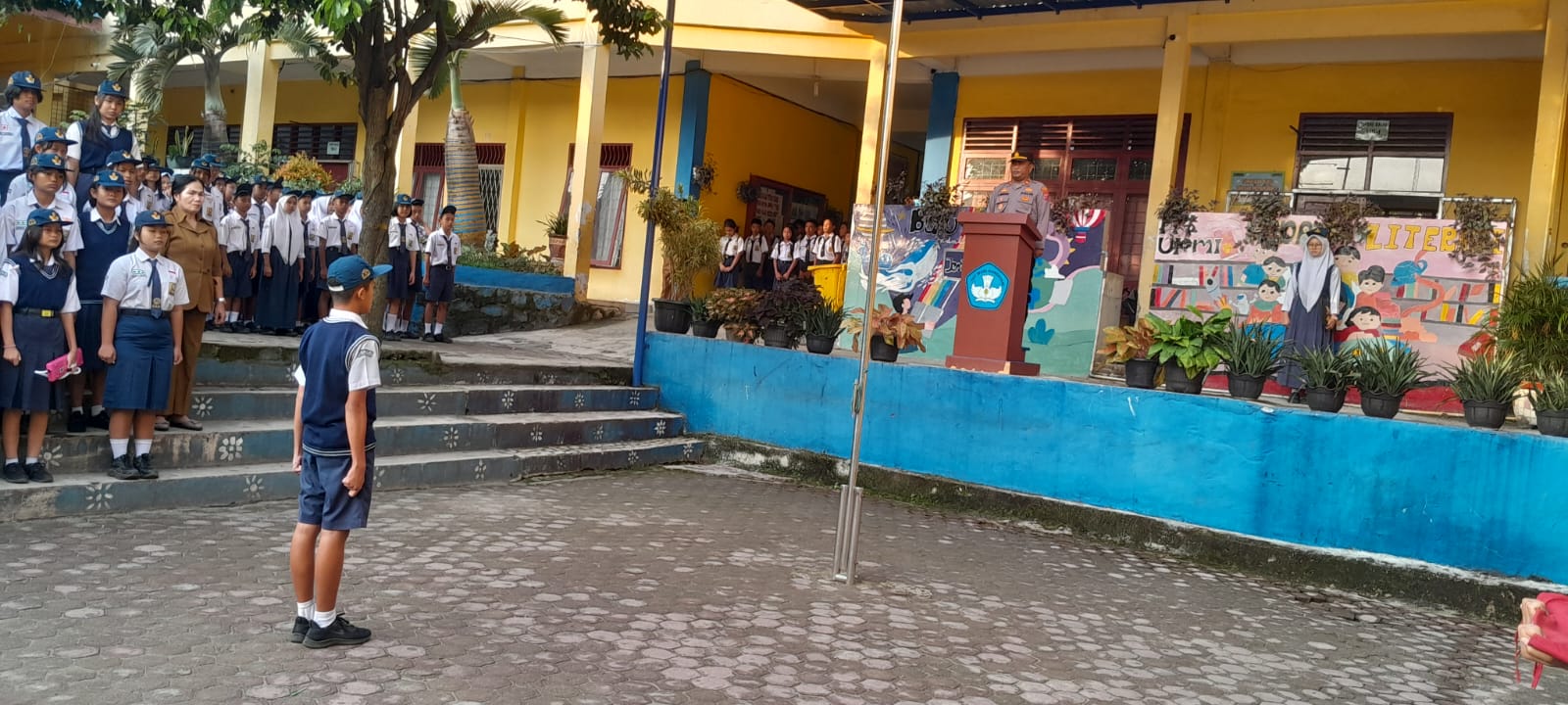 Pembina Upacara di SMP Negeri 12 , Kapolsek Siantar Selatan Bagikan Kunci Kesuksesan