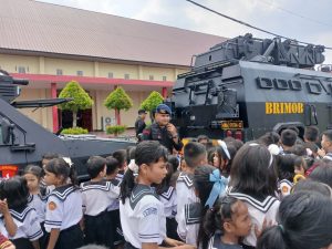 Detasemen Gegana Satuan Brimob Polda Sumut Pukau Siswa SD Tegal Sari, Lebih Dekat dengan Kehebatan Pasukan Elite Polri