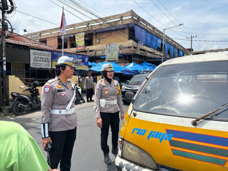 Ops Keselamatan Toba 2025, Kasat Lantas Polres Pematangsiantar Pimpin Sosialiasi dan Penertiban di Pasar Horas