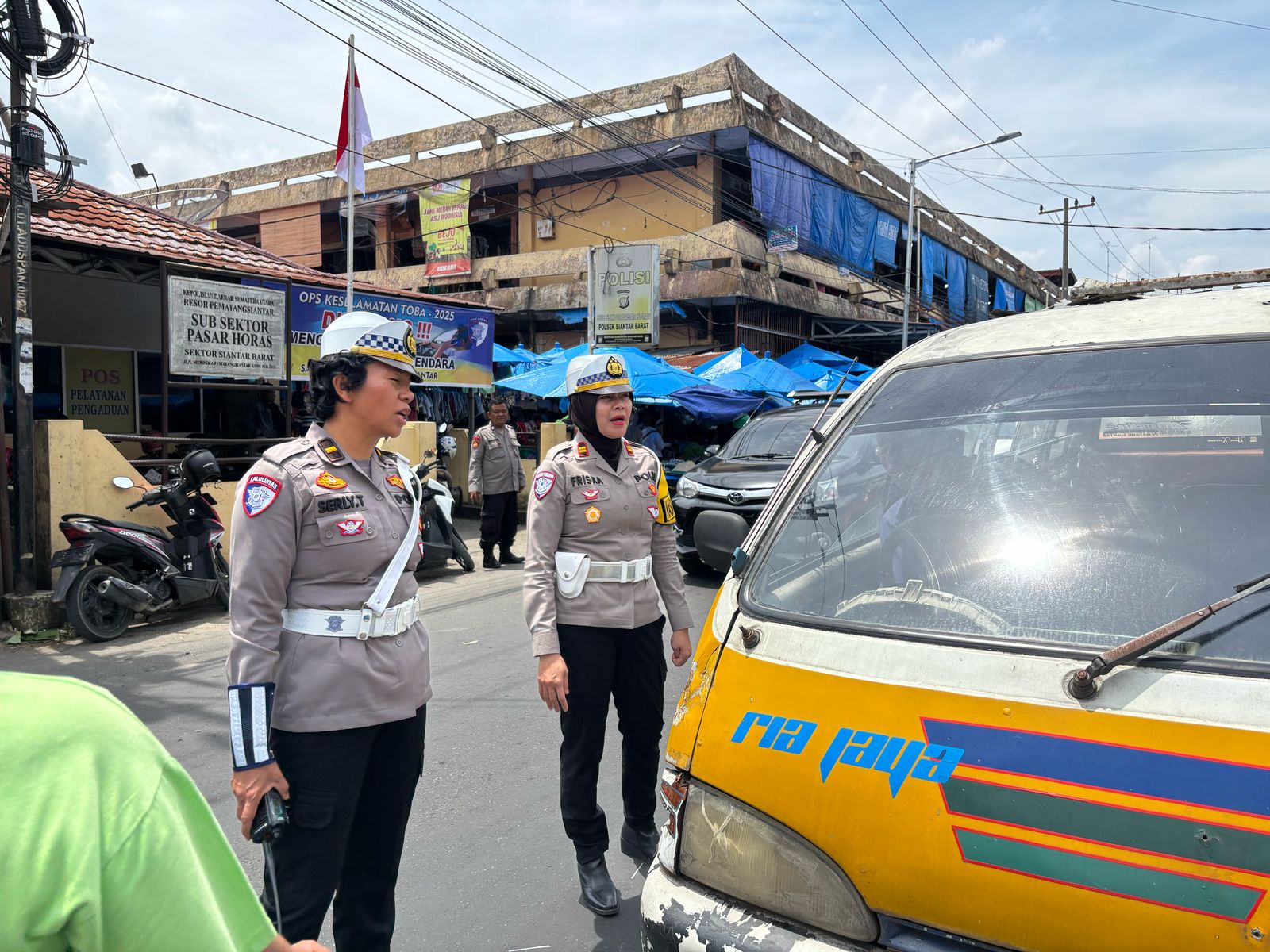 Ops Keselamatan Toba 2025, Kasat Lantas Polres Pematangsiantar Pimpin Sosialiasi dan Penertiban di Pasar Horas