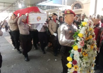 Polres Pematangsiantar Berangkatkan Alm AKP Bismar Saragih SH Dengan Upacara Persemayaman