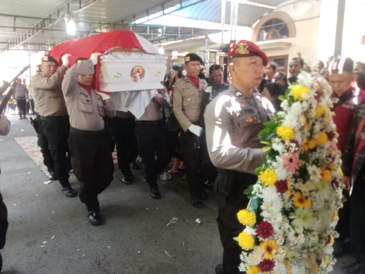 Polres Pematangsiantar Berangkatkan Alm AKP Bismar Saragih SH Dengan Upacara Persemayaman
