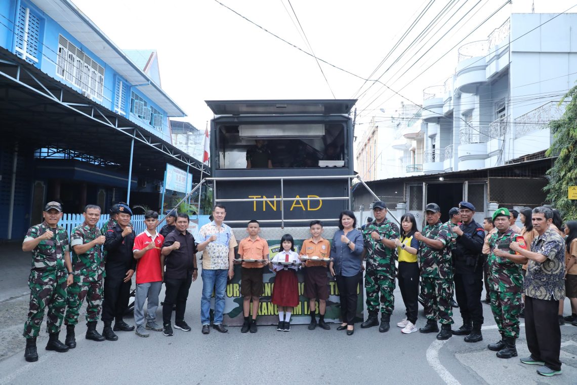 TNI-Polri Bersinergi Bagikan Makan Bergizi Gratis untuk Anak Sekolah di Medan