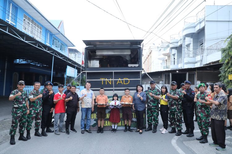 TNI-Polri Bersinergi Bagikan Makan Bergizi Gratis untuk Anak Sekolah di Medan