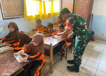 Koramil 07/Salak dan Kodim 0206/Dairi Gelar Bagikan Makan Bergizi Gratis di SD Negeri 020417 di Desa Ulumerah