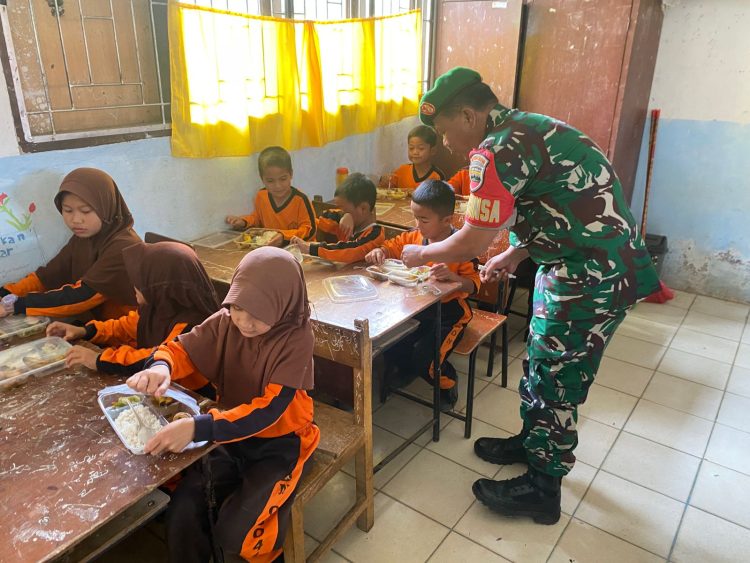 Koramil 07/Salak dan Kodim 0206/Dairi Gelar Bagikan Makan Bergizi Gratis di SD Negeri 020417 di Desa Ulumerah