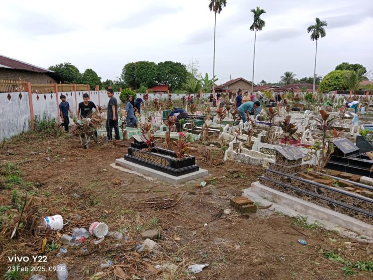 Bhabinkamtibms Polsek Siantar Marihat dan Warga Gotong Royong Bersihkan TPU Marihat Sentral