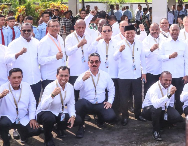Wali Kota Pematangsiantar Wesly Silalahi Ikuti Kebaktian Bersama Kepala Daerah Lainnya di Gereja POUK Panca Arga Akmil Magelang Wali Kota Pematangsiantar Wesly Silalahi Ikuti Kebaktian Bersama Kepala Daerah Lainnya di Gereja POUK Panca Arga Akmil Magelang