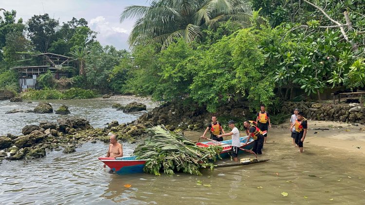 Brimob Polda Sumut Bantu Nelayan Gunungsitoli Dalam Pemasangan Rumpon, Tingkatkan Hasil Tangkapan